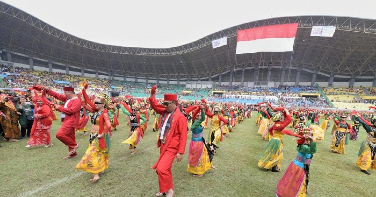Ridwan Kamil Menari Ronggeng Beken Bersama 3.000 Penari di Kota Bekasi