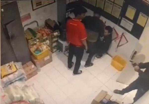 Viral Komplotan Perampok Bersenjata Satroni Minimarket di Bekasi, Uang Tunai Rp 55 Juta Melayang