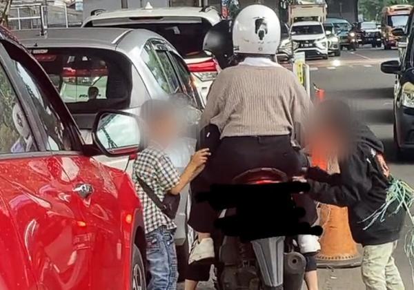 Aksi Mesum Dua Bocah 'Pegang-pegang' Tubuh Pengendara Motor di Lampu Merah Bikin Netizen Geram