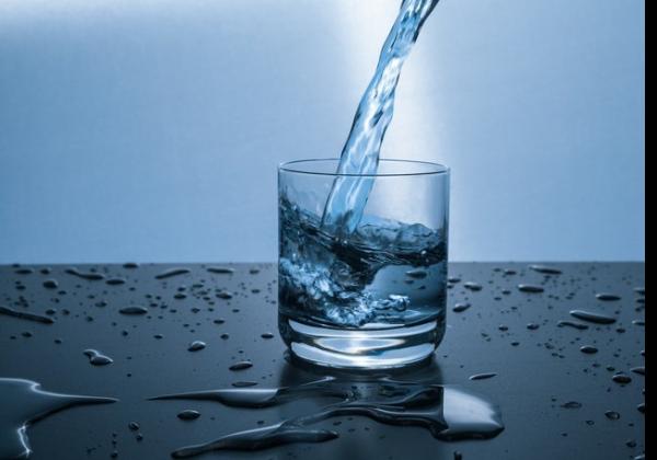 [Hoax] Minum Air Es Bikin Badan Melar