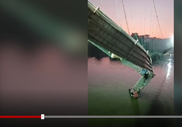 Jembatan Gantung di India Ambruk, 132 Orang Tewas!