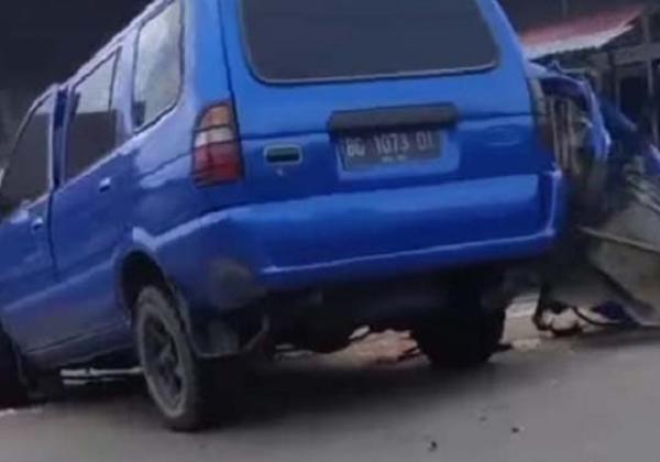 Terlalu Melebar ke Tengah Jalan Lalu Hantam Truk, Pengemudi Minibus Tewas Terjepit