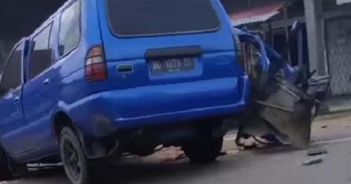 Terlalu Melebar ke Tengah Jalan Lalu Hantam Truk, Pengemudi Minibus Tewas Terjepit