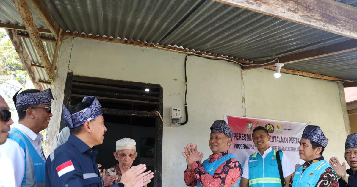 Negara Terus Hadir, Kini 980 Keluarga Pra Sejahtera di Riau Disambung Gratis Listrik PLN
