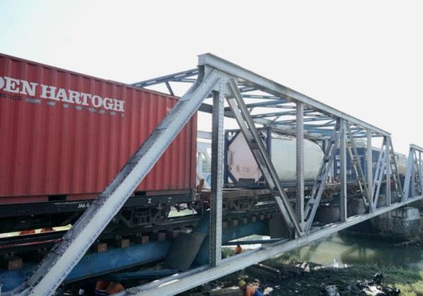 Kondisi Terkini Jalur KA di Lokasi Kecelakaan Kereta Api Brantas dengan Truk Trailer di Semarang 