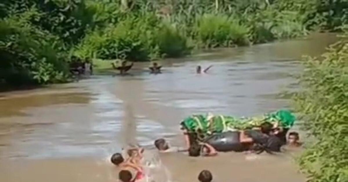 Viral, Warga Bangkunat Pesisir Barat, Ingin Makamkan Jenazah Harus Berenang Lintasi Sungai 