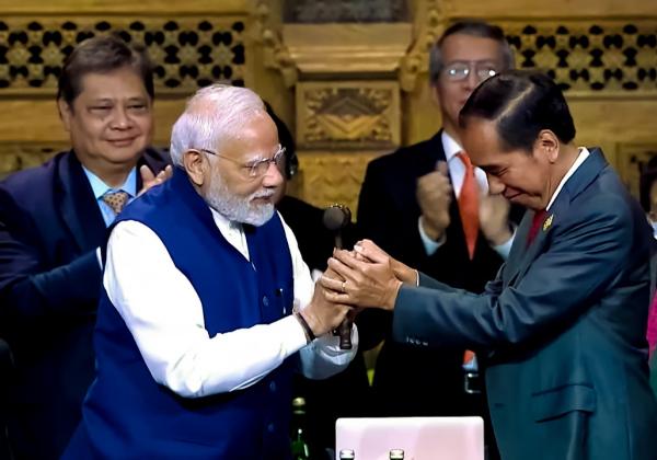 Presiden Jokowi Serahkan Palu Kepemimpinan Presidensi G20 ke Perdana Menteri India