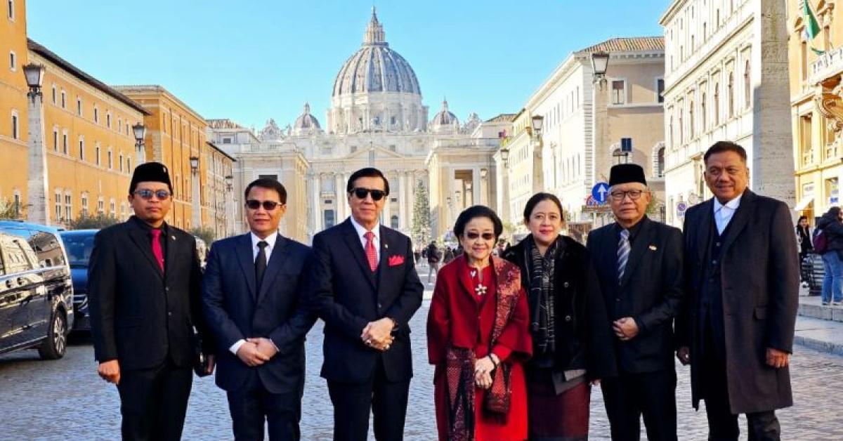 Megawati Soekarnoputri Dihadiahi Dua Buku dari Paus Fransiskus 