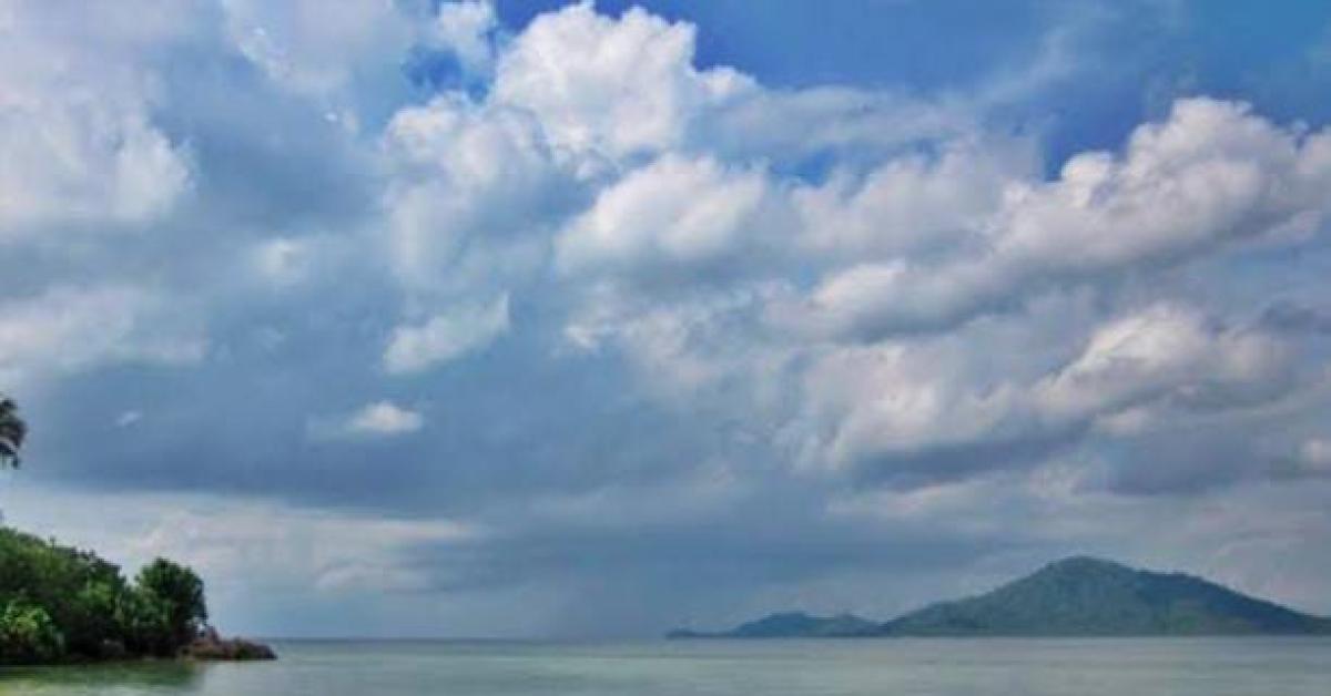 Jelang Tahun Baru, Wisatawan Padati Pantai Lampung