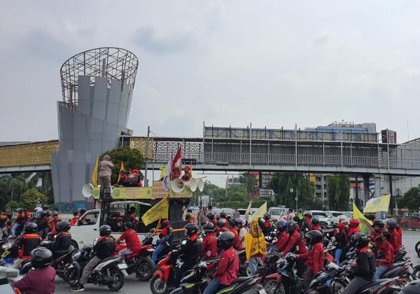 Blokade Persimpangan Gerbang Tol Bekasi Barat, Massa Demo Buruh Bawa 2 Tuntutan