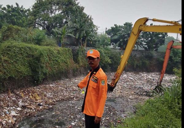 Cegah Banjir pada Musim Hujan, DLH Bekasi Angkat 130 Ton Sampah dari Sungai