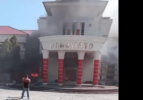  Kantor Bupati dan DPRD Pohuwato Dibakar Massa Pengunjuk Rasa