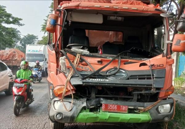 Truk Sampah Milik Pemprov DKI Jakarta Terlibat Kecelakaan di Jalan Raya Narogong Kota Bekasi