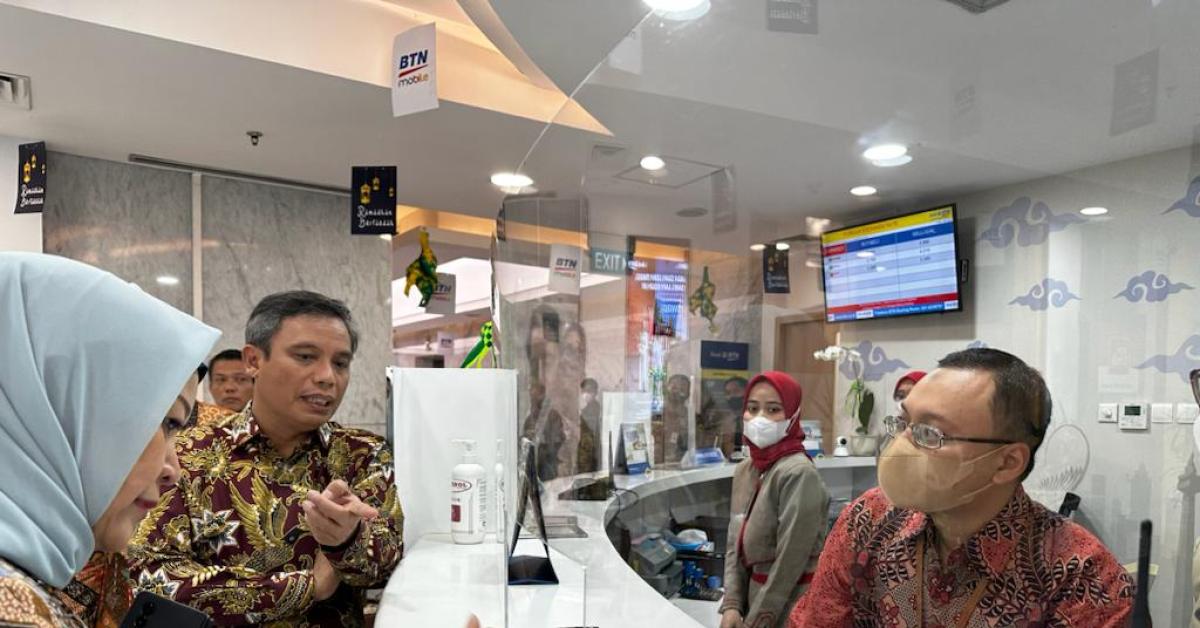 Tinjau Persiapan Outlet BTN bf8241a2b43669c32fd63b97fa18483d.jpg