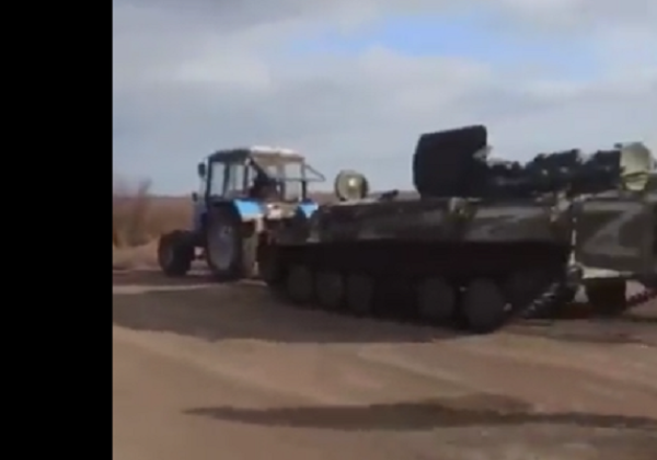 Koplak! Hanya Pakai Traktor, Petani di Ukraina Berhasil Curi Tank Milik Militer Rusia