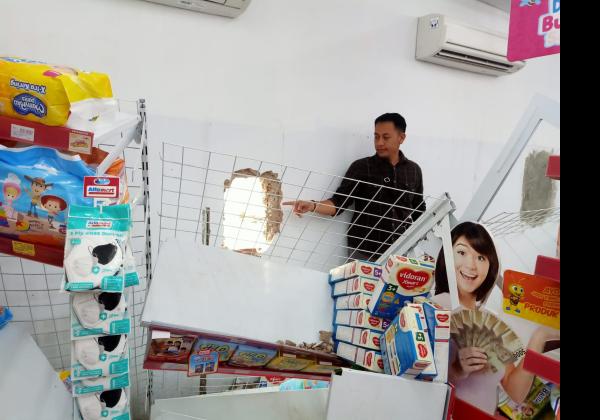 Bobol Tembok Minimarket, Komplotan Pencuri di Bekasi Gasak Rokok, Susu hingga Kosmetik 