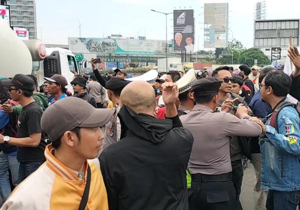 Buruh Blokade Simpang TOL Bekasi Barat, Arus Lalu Lintas Macet Total