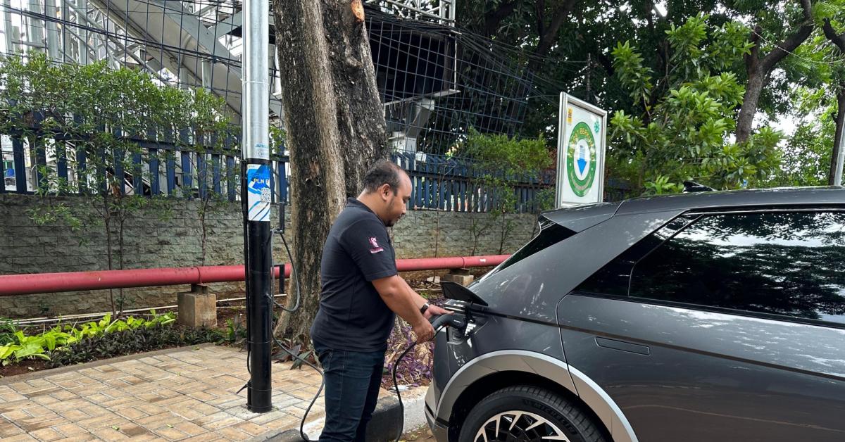 Inovasi Terbaru PLN, Tiang Listrik Dijadikan SPKLU, Ekosistem EV Makin Menarik