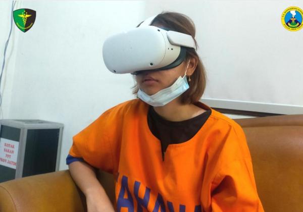 Penampakan Icha Ceeby Kebaya Merah Pakai VR Glasses Metaverse 