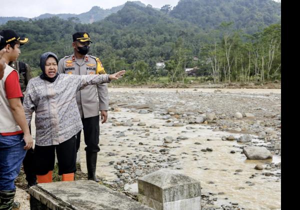 Mensos Risma Terjun Langsung ke Beberapa Titik Bencana di Trenggalek