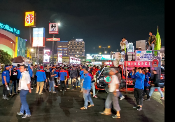 Buruh Bertahan di Simpang Gerbang Tol Bekasi Barat, Massa Sempat Bersitegang Dengan Kepolisian
