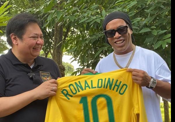 Ronaldinho Kasih Jersey Brasil ke Airlangga, Bilang Indonesia Very Good 