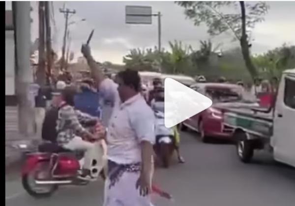 Viral Pria Diduga ODGJ Ngamuk di Tengah Jalan di Bali, Bawa Sajam dan Tusuk Pengendara Motor
