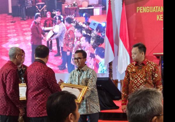 Penghargaan Komitmen Produk Dalam Negeri Tertinggi Berhasil Direngkuh Ditjen Imigrasi