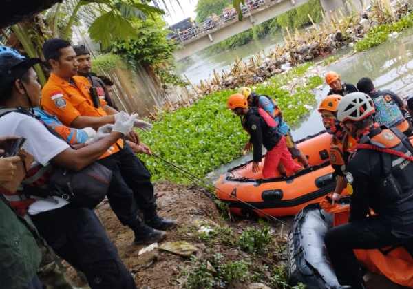 Anggota Unit Siaga SAR Bekasi Temukan 2 Adik Kaka yang Tenggelam di Kali Cikarang
