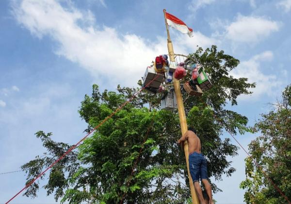 Serunya Panjat Pinang Anak-Anak di Bekasi Dalam Memperingati HUT Ke-78 Republik Indonesia