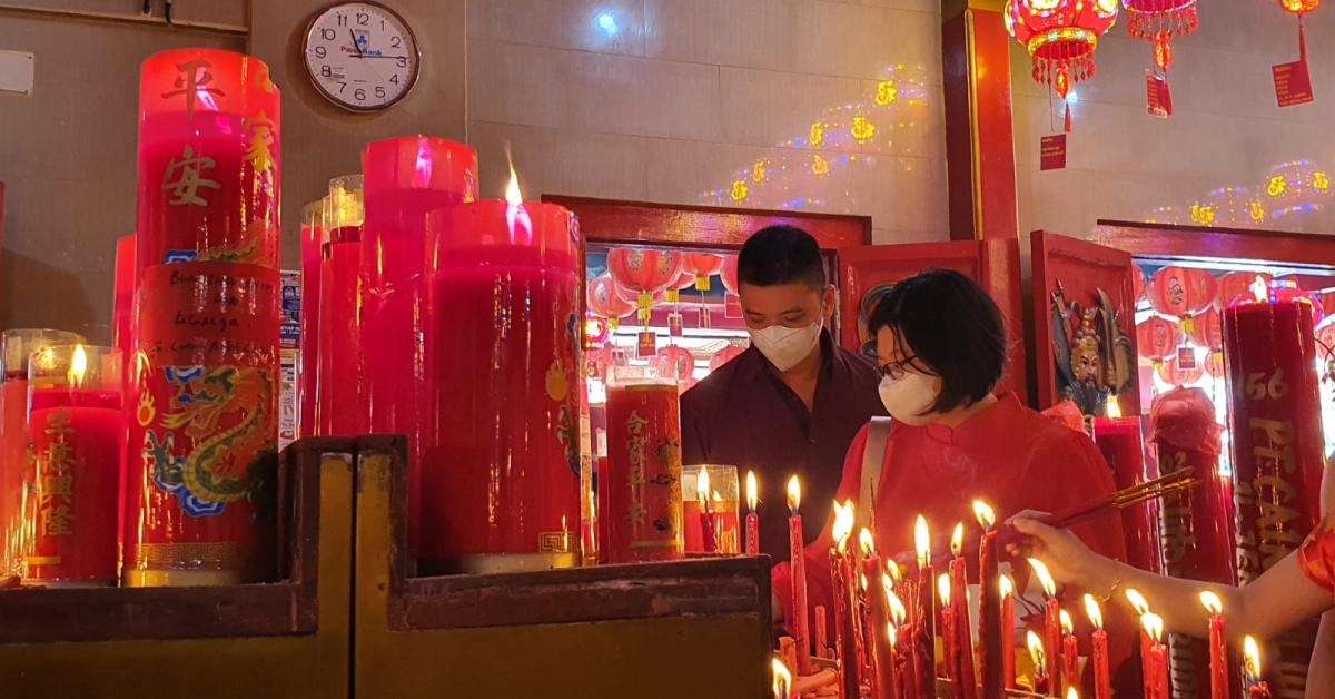Ini Makna Menyalakan Lilin saat Imlek di Kelenteng Hok Lay Kiong Bekasi 