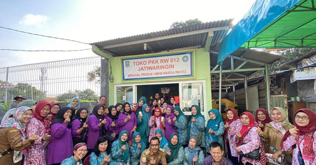 Kunjungi Toko PKK Jati Waringin, Plt Ketua TP PKK: Ibu-ibu Berani Inovatif dan Berdaya