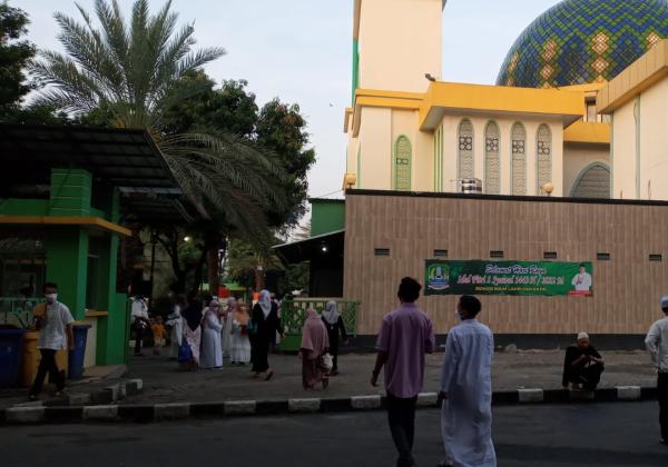 Antusiasme Warga, Saf Jamaah Salat Idulfitri di Masjid Al-Barkah Kota Bekasi Membludak hingga Jalan Veteran 