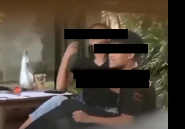 Video Pasangan Muda Mesum di Tempat Umum, Eh Tangan Cowok Asik Pegang Payudara Cewek