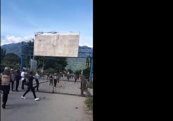 Video Menegangkan Massa Pendukung Lukas Enembe Rusuh di Bandara Papua, Hingga Terdengar Suara Baku Tembak