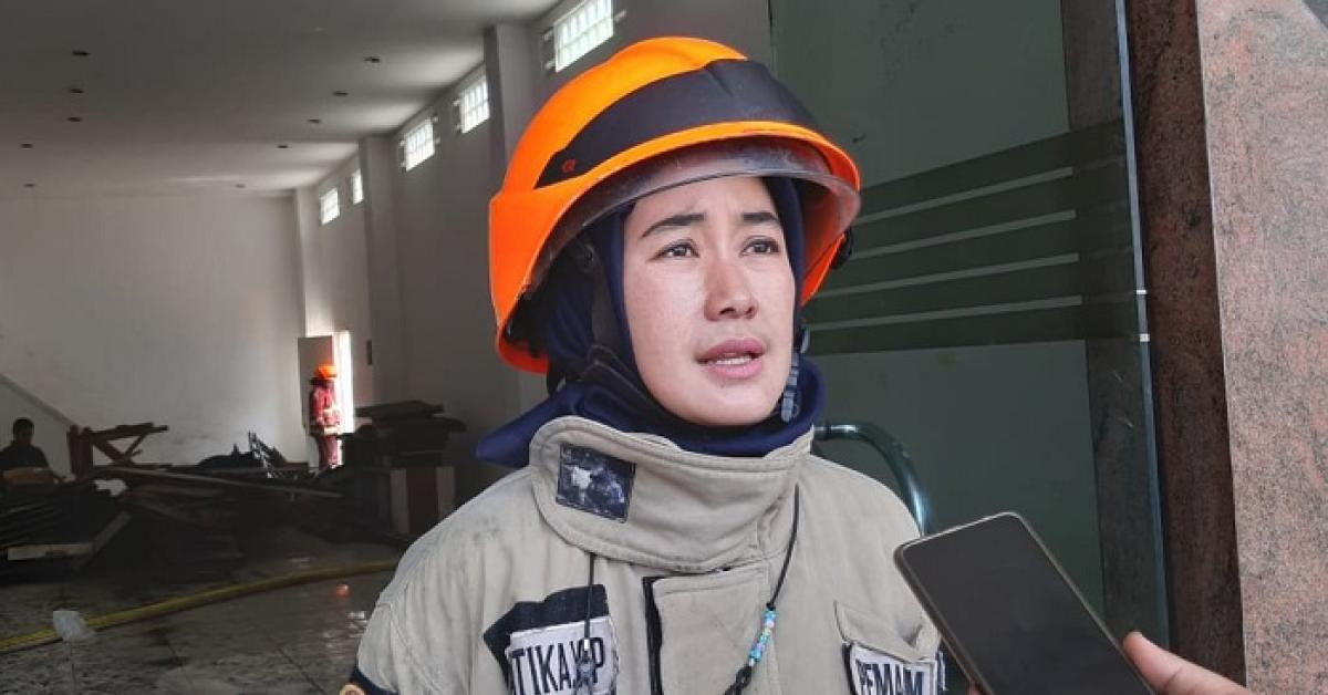 Wanita Tangguh asal Bandung Ini Pilih Jadi Petugas Pemadam Kebakaran karena Suka Tantangan