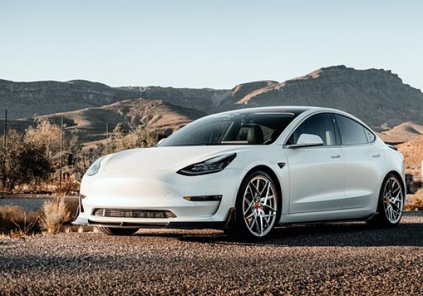 Gegara Autopilot, Mobil Tesla Kecelakaan Lagi, NHTSA Mulai Penyelidikan