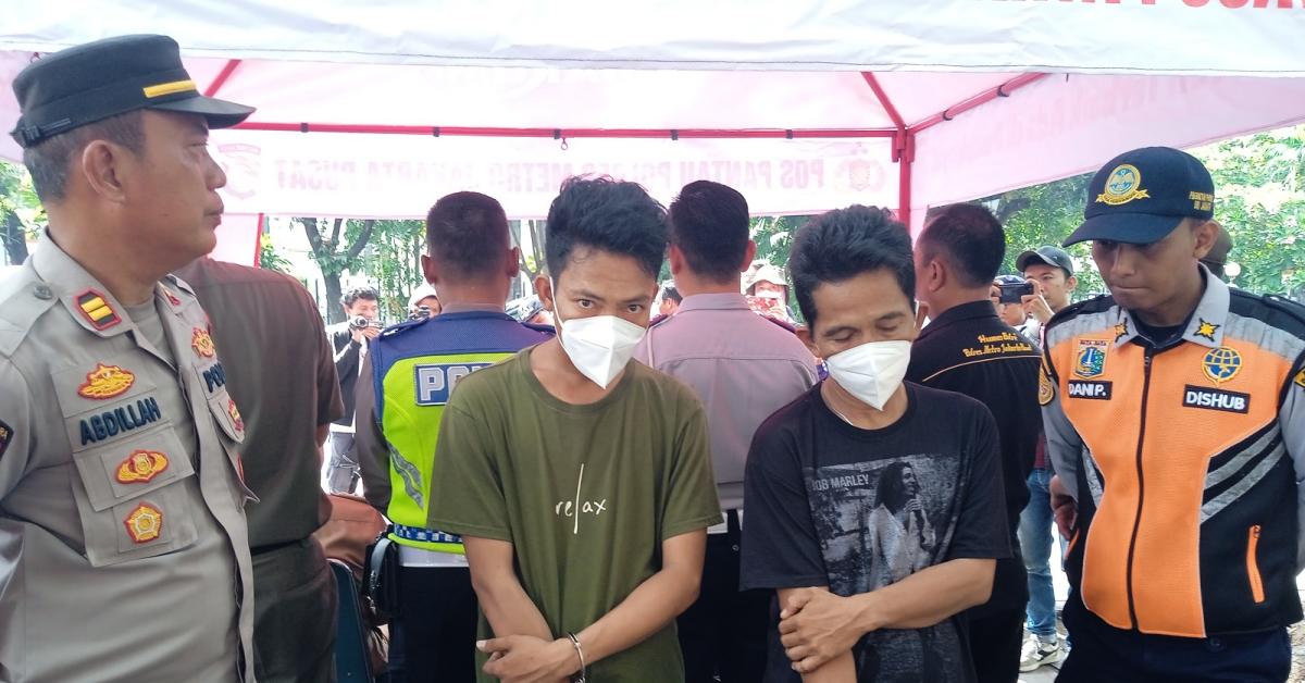 Viral Uang Parkir Rp150 Ribu di Istiqlal, Nih Tampang Para Pelakunya dengan Tangan Diborgol
