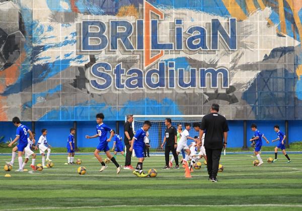 Di Ajang BRImo Future Garuda, BRI Serahkan Bantuan Pendidikan Bagi 50 Anak Sepak Bola Berbakat