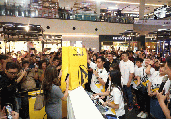 Support Local Pride, Gibran dan Selvi Jadi Kasir Dadakan di Event Pameran Aerostreet Solo Paragon