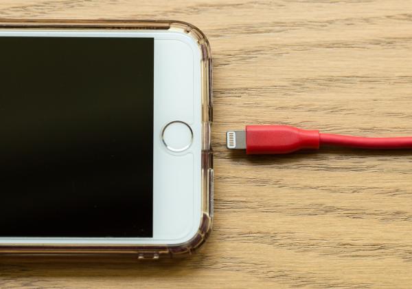 Optimalkan Pengisian Baterai iPhone: Ini Trik untuk Mengisi Daya Lebih Cepat!