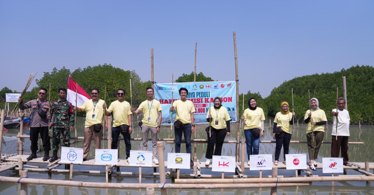 Perkuat Komitmen Peduli Lingkungan, Brantas Abipraya Berkolaborasi Tanam Bibit Mangrove di Demak