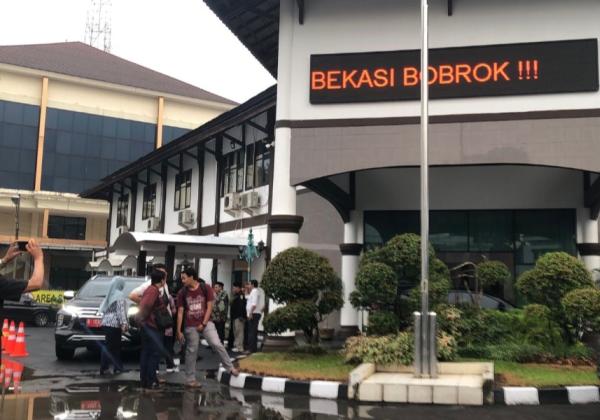 'PLT Walikota Bekasi Bobrok !!!' Terpampang di Running Text Asrama Haji Embarkasi Jakarta - Bekasi 