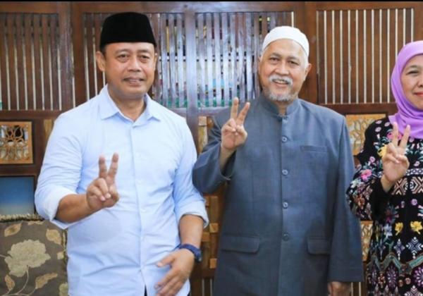 Kyai Fuad Noerhasan Sidogiri Pose Dua Jari Bersama Khofifah, Doakan Prabowo Gibran Menang Satu Putaran