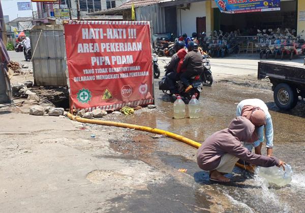 Krisis Air Bersih, Warga Tarumajaya Kabupaten Bekasi Ambil Air Dari Proyek Galian Pipa PDAM