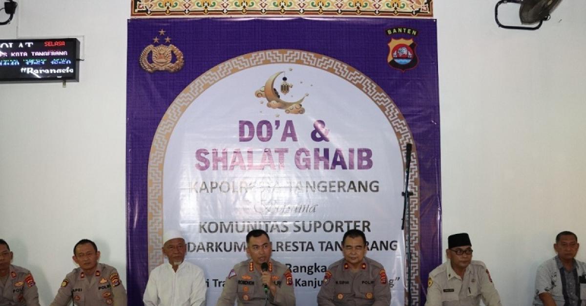 Doakan Korban Tragedi Kanjuruhan, Suporter Persita Tangerang dan Polisi Gelar Salat Gaib