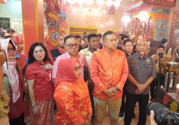Pakai Changshan dan Cheongsam, Tri Adhianto Bareng Istri ke Kelenteng Hok Lay Kiong Kota Bekasi
