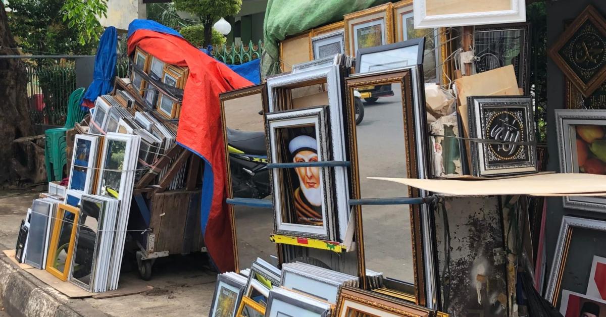 Usai Ditetapkan KPU, Pedagang Pigura di Bekasi Kebanjiran Pesanan Foto Prabowo Gibran