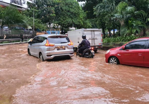 Hujan Mengguyur Kota Bekasi, Putar Balik Kolong Jalan Ahmad Yani Banjir