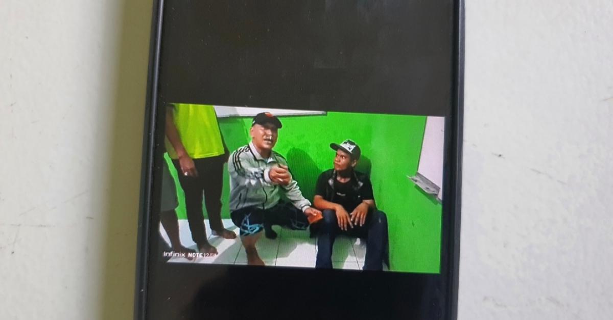 Diduga Mencoba Membegal Pengendara Motor, Pengamen Badut Membawa Celurit Ditangkap Warga di Bekasi